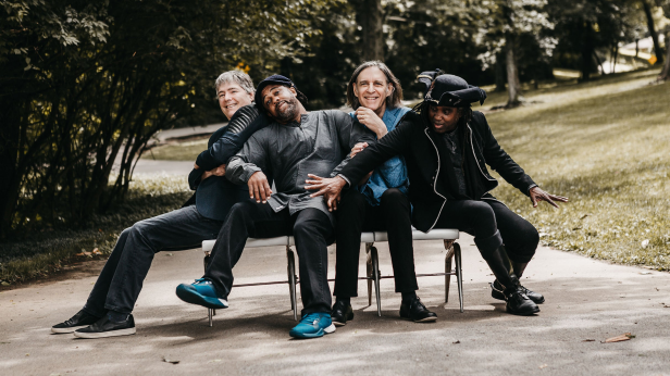 BÉLA FLECK & THE FLECKTONES: JINGLE ALL THE WAY