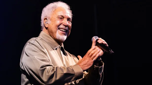 Tom Jones (21+)