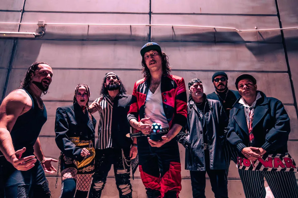 GOGOL BORDELLO