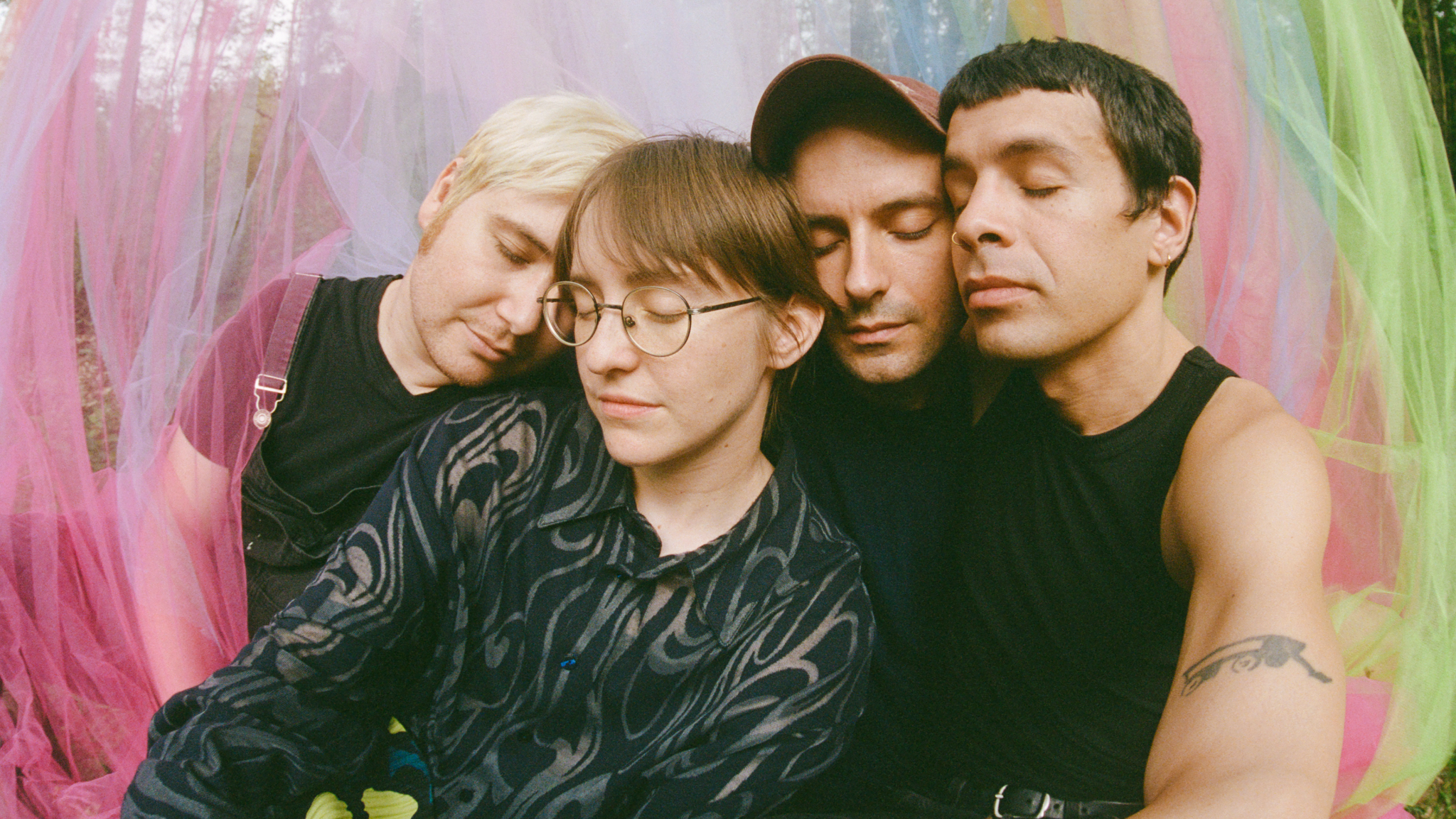 Florist Performs 'The Birds Outside Sang' & 'Holdly'