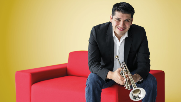 Flores Performs Márquez