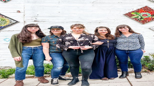 Della Mae