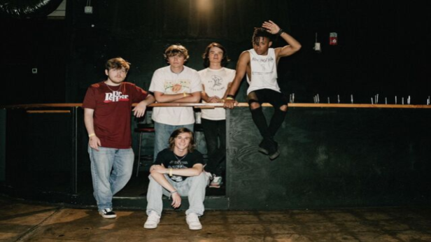 The Runarounds with Special Guest The Back Alley