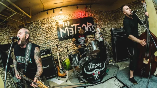The Meteors with Horns Up, Red Shirts Die First