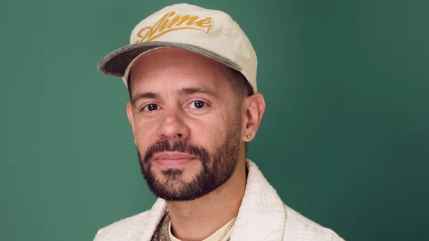 Chris Andrade: M.U.T.A.R (en Español)